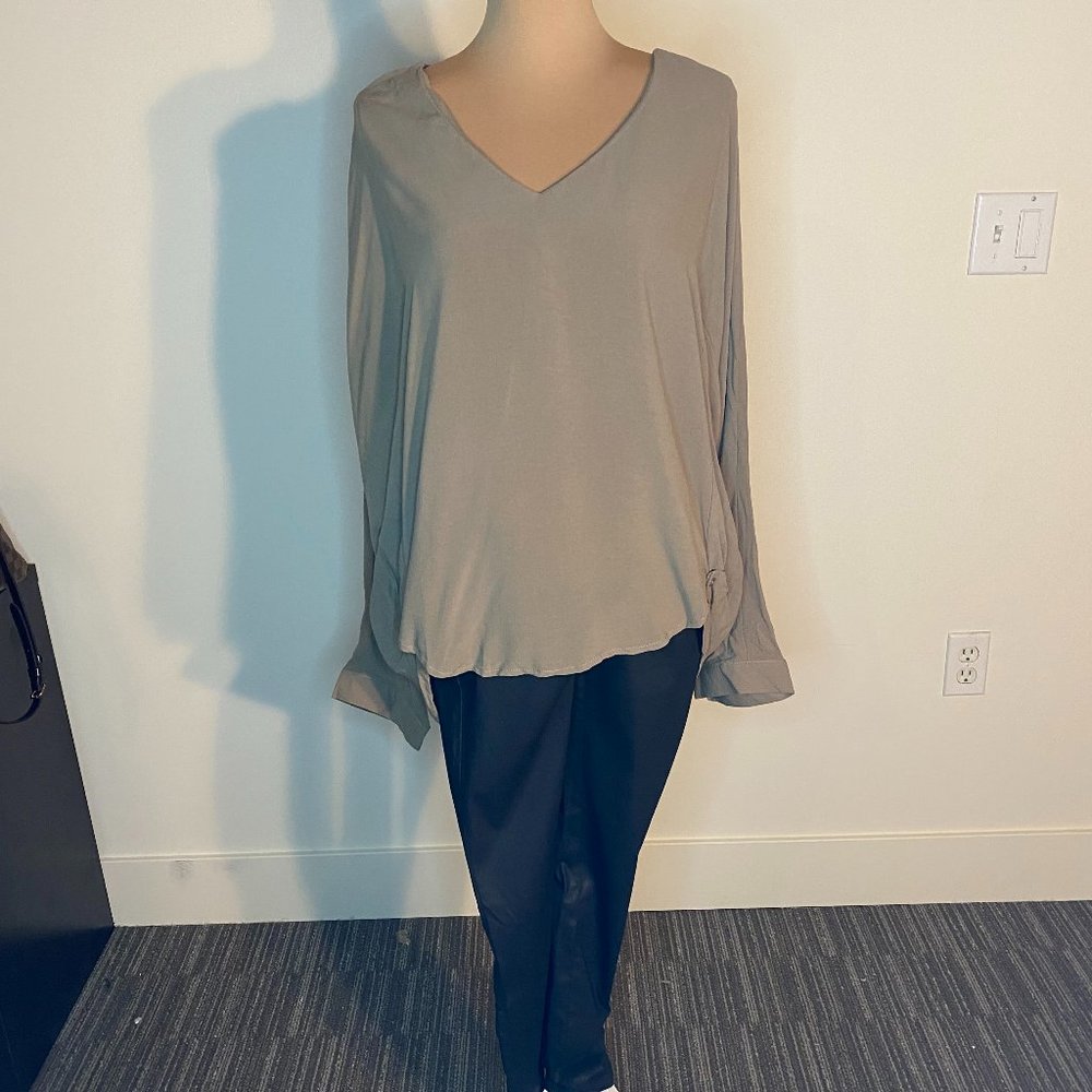 NWT V-NECK HI-LO TOP